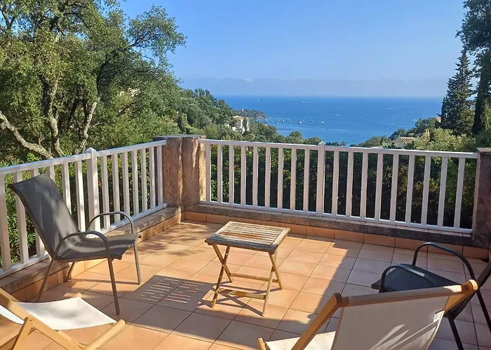 Casa de Férias Family In Wooded Estate Near The Sea Saint-Raphaël